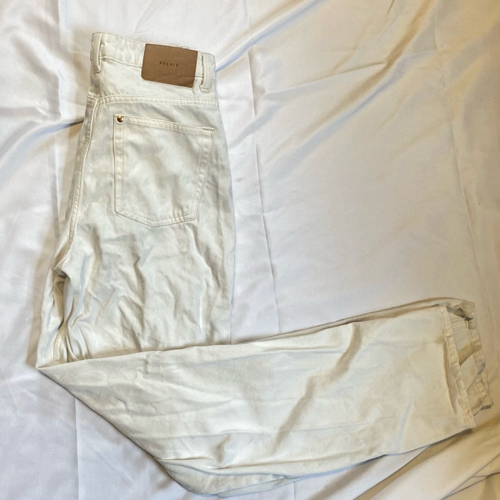 White high waisted baggy jeans